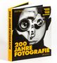"200 Jahre Fotografie" in großer gelber Schrift. Schwarz-weiß-Foto einer Person, die durch eine Kamera schaut., Buch