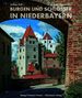 "BURGEN UND SCHLÖSSER IN NIEDERBAYERN" in großen Buchstaben. Ansicht von roten Dächern und historischen Gebäuden durch einen Torbogen., Buch