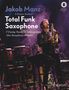 "Total Funk Saxophone", 7 funkige Stücke für Altsaxophon, von Jakob Manz; Musiker spielt Saxophon auf einer Bühne, lebendige Lichter., Noten