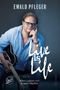 Ewald Pfleger: Live is Life. Mein Leben mit einem Welthit., Buch