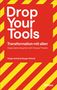 „Drop Your Tools. Transformation mit allen. Organisationsklugheit statt Change-Theater. Holger Scholz & Gregor Schrott.“ Roter Hintergrund mit gelben Diagonalstreifen am Rand., Buch