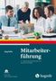Team diskutiert lächelnd am Tisch. Text: "Mitarbeiterführung" von Jörg Felfe. 2. Auflage, Hogrefe Verlag., Buch