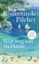 "Rosamunde Pilcher, Weit weg von zu Hause, Roman." Malerische Küstenszene mit Segelbooten und Strand., Buch
