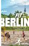 Titel: "FIT in BERLIN – Die besten Orte für Sport, Spaß und Nervenkitzel". Zeigt Volleyballspieler im Sand vor grünem Park., Buch