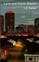 Lynn und Fiona: Boston. Liz Saber. Eine städtische Skyline in dunklen Tönen über beleuchteten Häusern., Buch