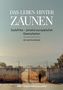 „Das Leben hinter Zäunen“, Südafrika-Thema. Mann steht vor einem Tor, Landschaft im Hintergrund., Buch