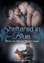 "Sheltered in Blue. Wenn wir Mut im Herzen tragen. Svea Lundberg." Ein Paar liegt lächelnd im Bett. Unten ein Polizist mit Hund., Buch
