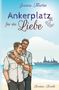 „Ankerplatz für die Liebe“ von Jessica Martin. Zwei lächelnde Männer umarmen sich am Strand; im Hintergrund ein Schiff.