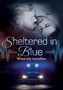 Text: "Sheltered in Blue: Wenn wir verzeihen" von Svea Lundberg. Zwei Männer liegen eng beieinander, darunter ein Polizeiauto mit Blaulicht., Buch