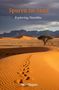 „Spuren im Sand: Exploring Namibia“ oben, „André Baganz“ unten. Wüstenlandschaft mit Sanddünen und Baum., Buch