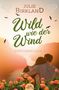 „Wild wie der Wind“, „Northern Love 3“, Julie Birkland. Paar umarmt sich vor Sonnenuntergang in einer Landschaft., Buch
