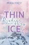 "THIN ICE Riskier dein Herz" oben "MIRA FREY", rechts "Winter Whispers". Illustration mit Schneebergen und Schneeflocken., Buch