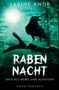 Text: „SABINE KNOP“, „RABEN NACHT“, „JAGD AUF NEBEL UND SCHATTEN“, „DARK FANTASY“. Eine Illustration mit Rabe auf Ast, Vollmond im Hintergrund., Buch