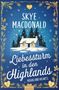 "Skye MacDonald. Liebessturm in den Highlands. Highland Hearts." Verschneites Haus umgeben von Tannen auf blauem Hintergrund., Buch