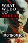 Text: "WHAT WE DO TO OTHERS", "TRUST YOURSELF. IF YOU DARE.", "MO THOMSON", "A PSYCHOLOGICAL THRILLER". Nahaufnahme eines Gesichts, rote Linien., Buch