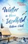 Titel: "Winter im kleinen Inselhotel hinterm Deich". Autorin: Julia K. Rodeit. Ein schneebedecktes Reetdachhaus am Strand.