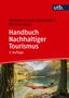 "Strasdas | Lund-Durlacher | Dickhut (Hg.), Handbuch Nachhaltiger Tourismus, 3. Auflage." Ein ruhender Mensch in einer Hängematte an einem See.