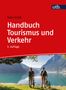 „Handbuch Tourismus und Verkehr, 3. Auflage, Sven Groß.“ Zwei Radfahrer stehen vor einem Bergsee.