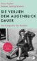 Buchtitel: „Sie verlieh dem Augenblick Dauer“. Bild einer Frau, die draußen mit einer Kamera fotografiert., Buch