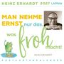 HEINZ ERHARDT 2027 LAPPAN. MAN NEHME ERNST nur das, was froh macht! HEINZ ERHARDT POSTKARTENKALENDER. Foto von Heinz Erhardt, illustrativer Frosch mit erhobener Hand.