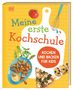 „Meine erste Kochschule. Kochen und backen für Kids.“ Oben eine Tomate und Schneebesen, unten Snacks, Pizza, Cookies.