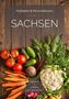 "Hofläden & Manufakturen SACHSEN" auf Holzhintergrund. Darunter frisches Gemüse wie Tomaten, Gurken und Karotten., Buch