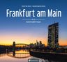 „Frankfurt am Main“ in großer, weißer Schrift; städtische Skyline bei Sonnenuntergang mit einem Fluss im Vordergrund., Buch