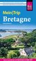 "Mein Trip Bretagne" mit Reisetipps oben. Landschaft mit Meer, Inseln, grüner Küste und pittoresken Häusern darunter., Buch