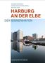 Text: HARBOURG AN DER ELBE, DER BINNENHAFEN. Hafen mit Gebäuden am Wasser im Hintergrund., Buch