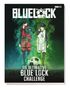 "Die ultimative Blue Lock Challenge" in großen Buchstaben. Zwei Figuren in Fußballkleidung, Rauch und ein Fußball im Vordergrund., Buch