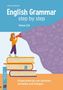 "English Grammar step by step, Klasse 5/6, Fördern, Vertiefen, Festigen." Illustration: Mädchen mit Megafon auf Büchern.