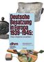 "Deutsche Besatzung in Europa 1939-1945: Was Objekte erzählen" mit Museumsliste. Historische Objekte im Hintergrund., Buch