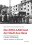 Maik Ullmann und Alexander Kraus (Hg.). Die NEULAND baut der Stadt das Haus. Foto einer Gruppe Menschen vor halbfertigem Gebäude., Buch