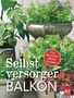 "Selbstversorger Balkon: Das Monat-für-Monat Konzept." Pflanzen in Töpfen auf einem Balkon.
