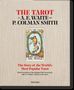 "The Tarot of A. E. Waite and P. Colman Smith" steht oben. Unten: "The Story of the World’s Most Popular Tarot". Tarotkarte "The World".