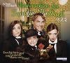 Schon wieder?! Weihnachten bei Familie Thalbach Vol. 2. Humorvolle Gruppe in eleganter Kleidung mit Hund in Weihnachtsdeko.