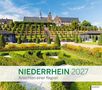 „NIEDERRHEIN 2027 Ansichten einer Region“. Gepflegte Gartenanlage mit Hecken und einem historischen Gebäude im Hintergrund.