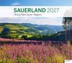 Sauerland 2027: Ansichten einer Region. Im Vordergrund blühende violette Blumen, dahinter grüne Hügel und Wälder.