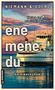 "Ene mene du. Herma und Jan ermitteln auf Sylt. Kriminalroman." Eine Fähre auf ruhigem Wasser bei Sonnenuntergang., Buch