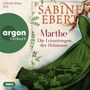 "Sabine Ebert, Marthe – Die Erinnerungen der Hebamme. Gabriele Blum liest. argon hörbuch" und eine Frau in grünem Kleid., 2 MP3-CDs