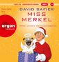 Text: "1 MP3-CD UNGEKÜRZTE LESUNG", "DAVID SAFIER MISS MERKEL", "MORD UNTERM WEIHNACHTSBAUM", "Nana Spier liest", "argon hörbuch". Illustration: Frau in rotem Mantel und Mops im Geschenk., MP3-CD