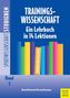 "TRAININGS-WISSENSCHAFT: Ein Lehrbuch in 14 Lektionen" steht auf blauem Hintergrund mit bunten Büchern. Rechteckige Form.