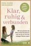 Titel: "Klar, ruhig & verbunden". Autor: Gesa Marie Meinardus. Mutter kniet vor Kind, Wiese im Hintergrund., Buch