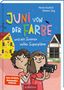 "Juni von der Farbe und ein Sommer voller Superpläne." Zwei Kinder mit Fernglas, das Mädchen im gelben Haus im Hintergrund.