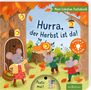 „Hurra, der Herbst ist da!“ Drei Mäusekind-Illustrationen spielen mit Blättern neben Kürbissen, Baumhaus.