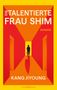 Titel: "Die talentierte Frau Shim"; Autor: Kang Jiyoung; Wort "Roman". Silhouette im bunten, geometrischen Flur., Buch