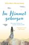 "Im Himmel geborgen. Was meine Tochter uns aus dem Jenseits erzählt." Eine Frau steht auf einem Hügel unter Wolken., Buch