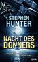 "STEPHEN HUNTER, NACHT DES DONNERS" in großen Buchstaben. Auto mit Scheinwerfern, darüber Mond, Patronen und Gewehr., Buch