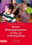 "Berliner Bildungsprogramm für Kitas und Kindertagespflege" steht unter lächelnden Kindern, die mit bunten Tüchern spielen., Buch