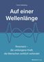 Titel: "Auf einer Wellenlänge". Untertitel: "Resonanz – die verborgene Kraft, die Menschen wirklich verbindet". Wellenlinien-Illustration., Buch